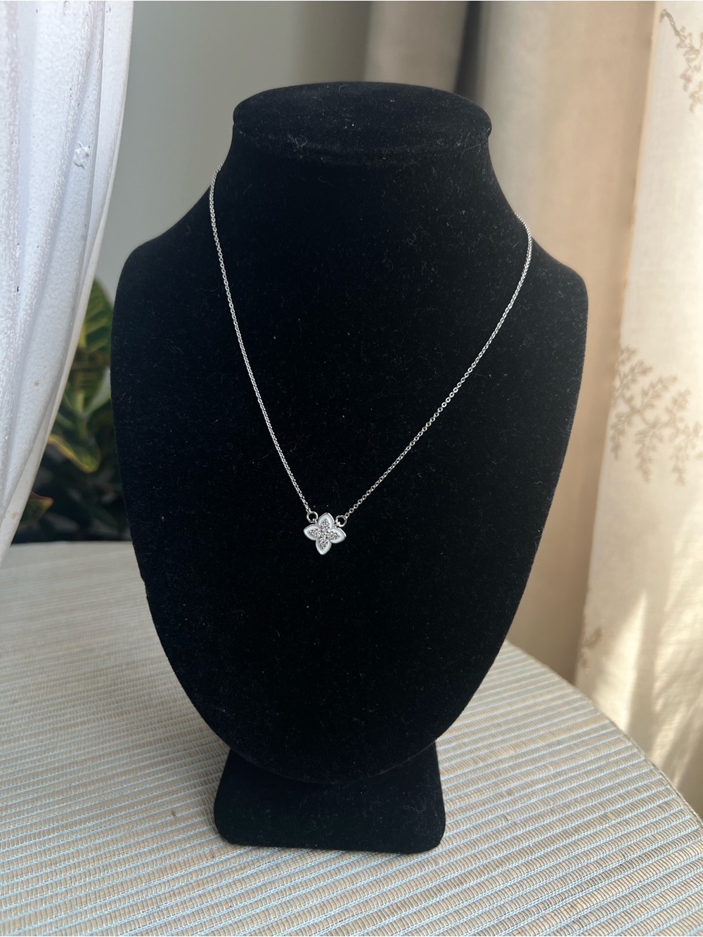 🩷-Silver and white Clover Pendant Necklace with pavé center